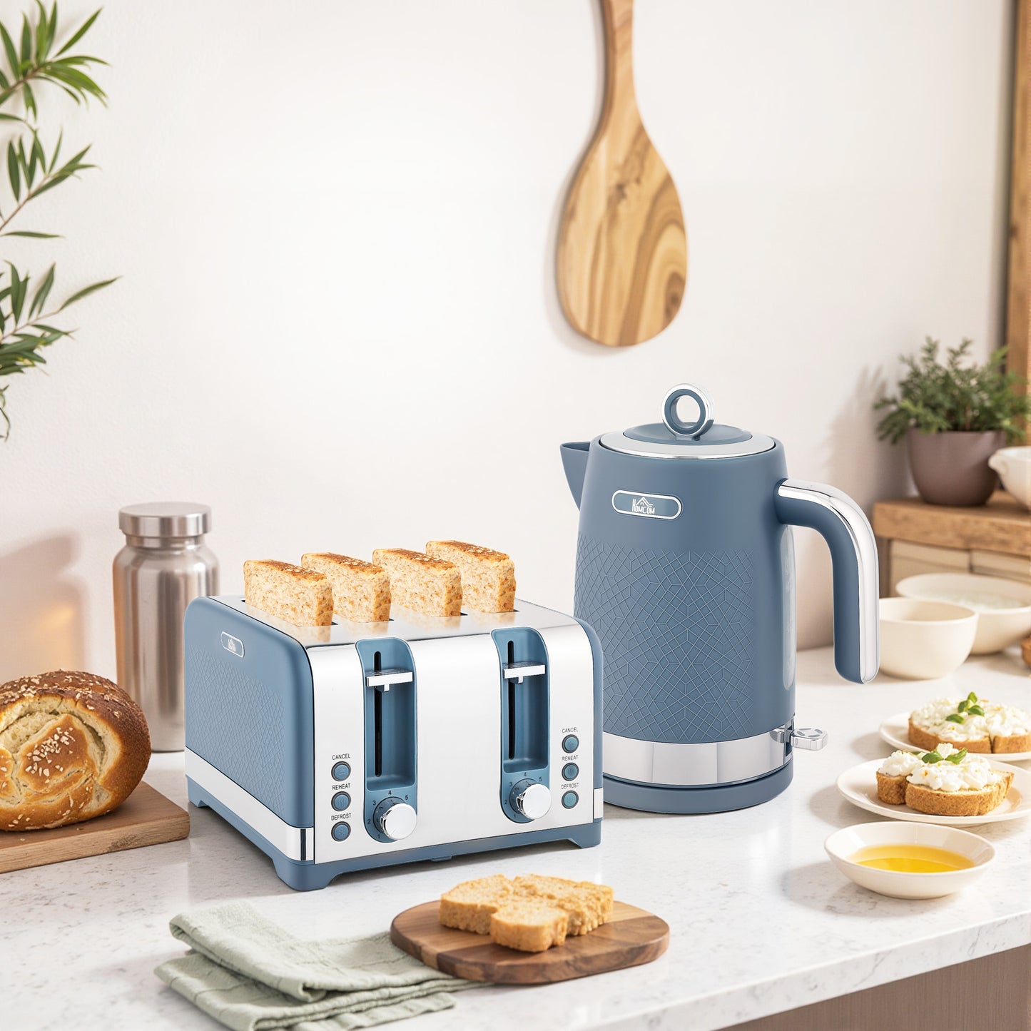 HOMCOM Kettle and Four Slice Toaster Set in Blue with Textured Finish and Otter Thermostat