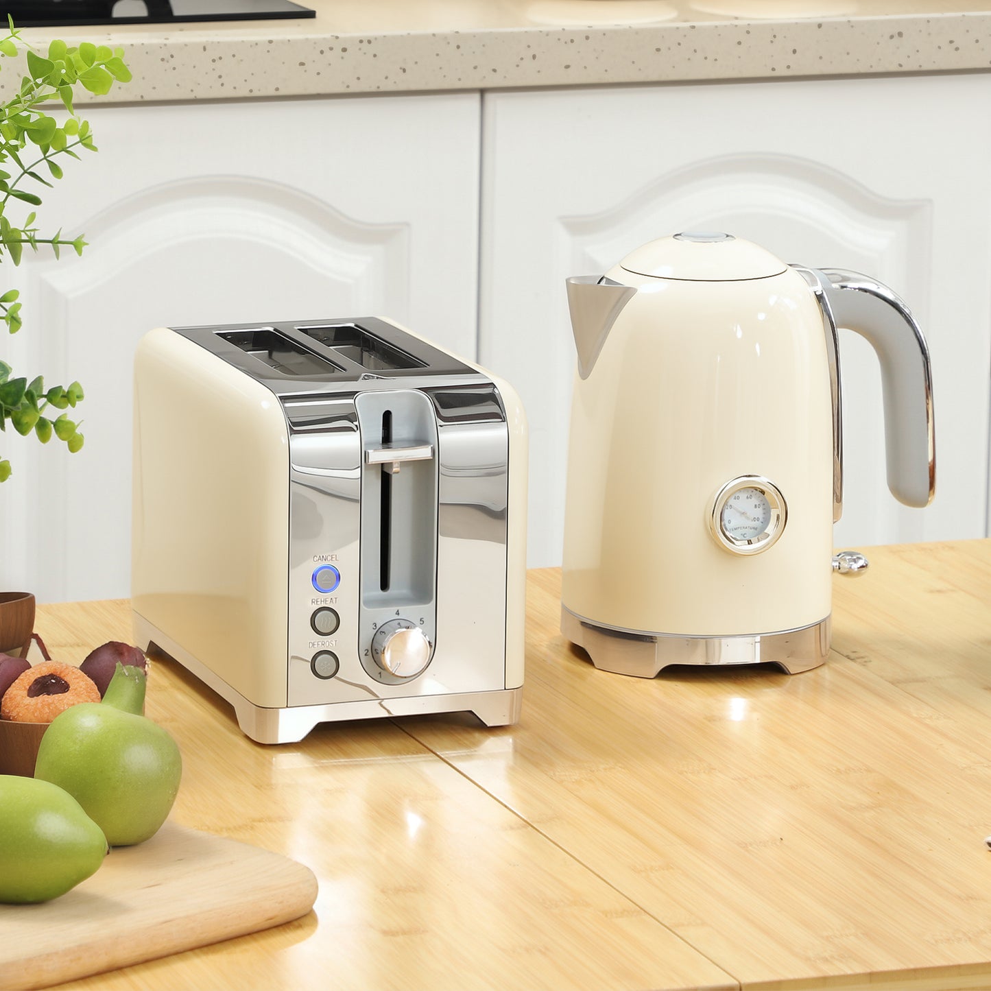 HOMCOM Retro Toaster and Kettle Set Cream With Silver Tone Accents and Curved 1.7L Kettle