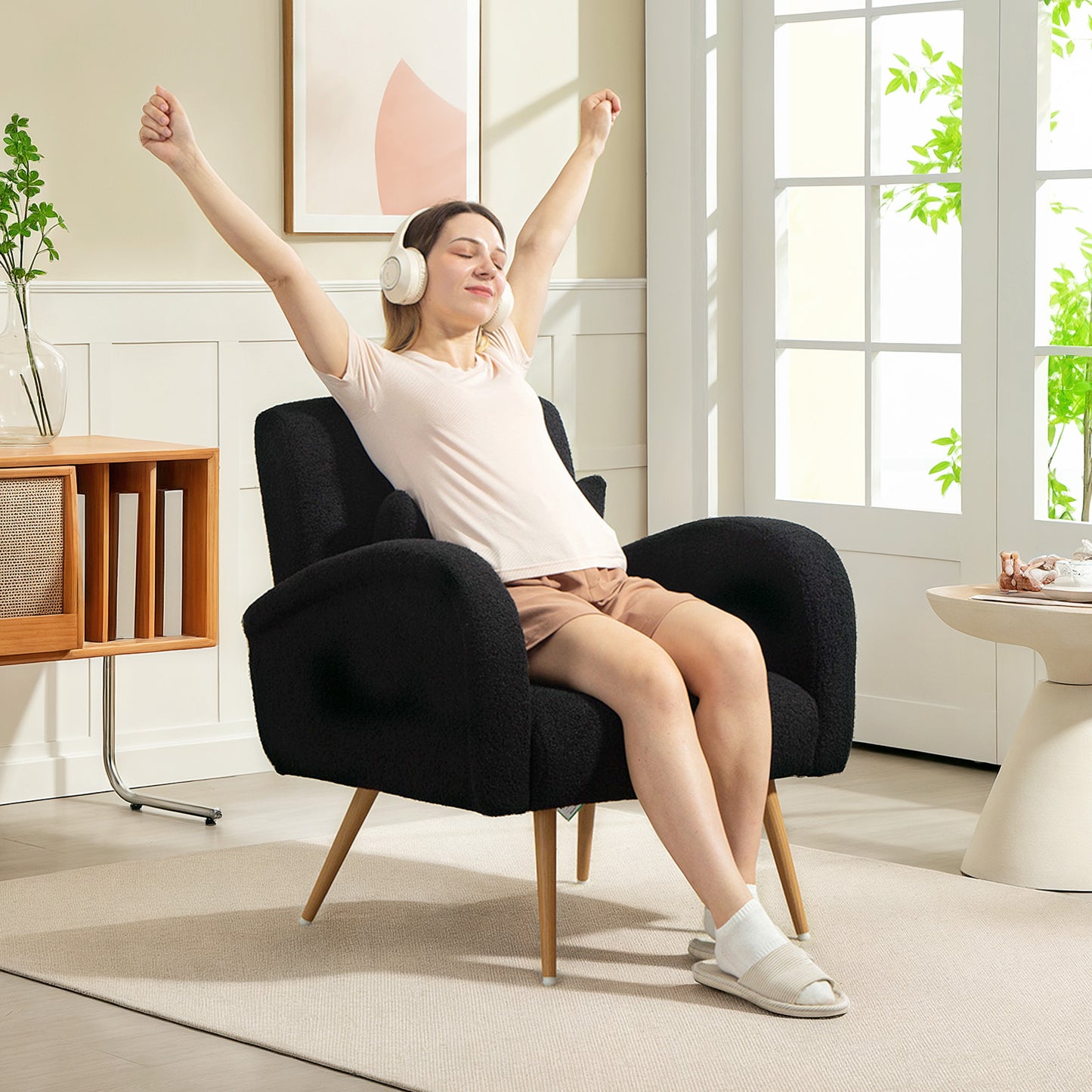 HOMCOM Teddy Fleece Accent Chair Black With Foam Padding And Metal Legs Wood Effect Finish