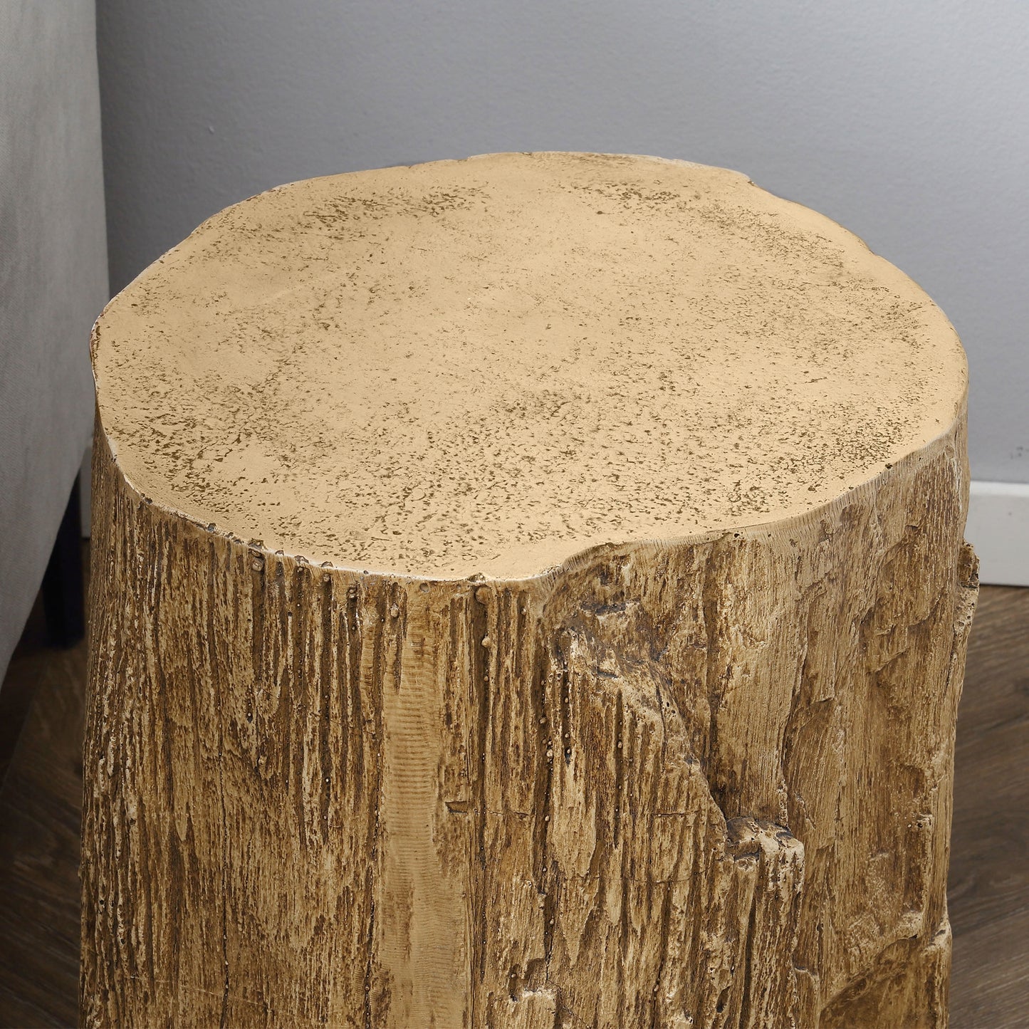 HOMCOM Tree Stump End Table Round Concrete Side Table for Indoor and Outdoor Use Natural Wood Effect