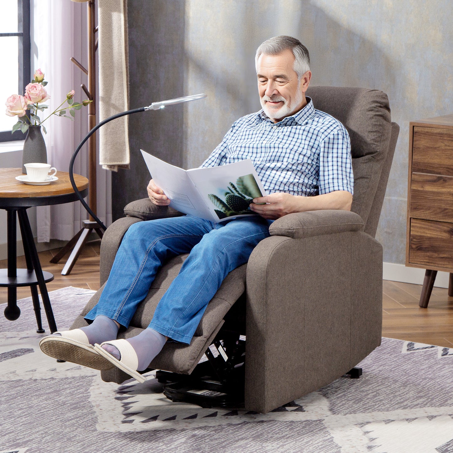 HOMCOM Electric Rise And Recline Armchair With Reading Light Brown Rises To 45 Degrees And Reclines To 135 Degrees