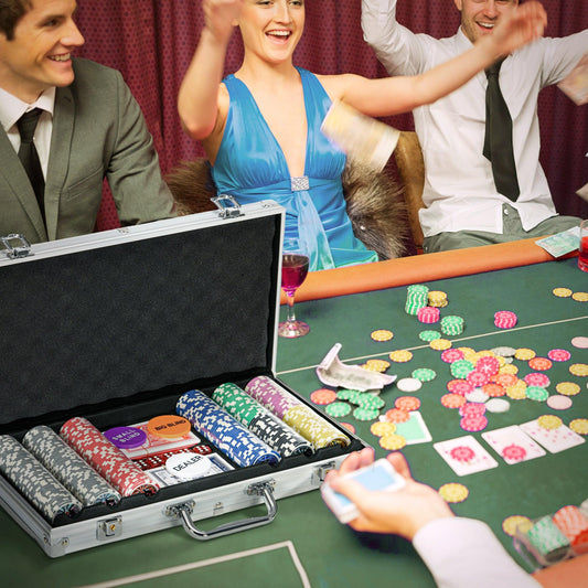 SPORTNOW 500PCS Poker Chips Set Poker Set with Mat and Chips, 2 Card Decks, Dealer, 5 Dices - ALL4U RETAILER LTD