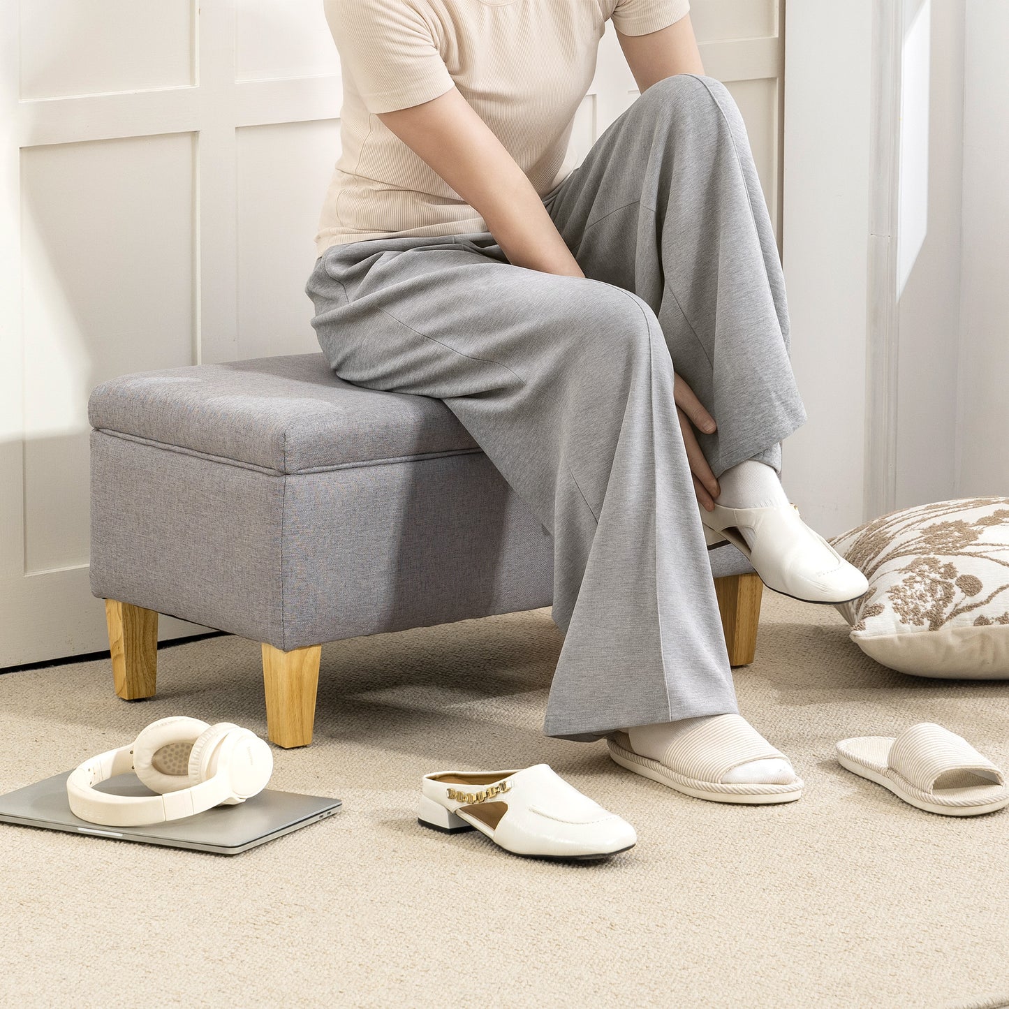 HOMCOM 30L Linen Storage Ottoman Padded Footstool With Rubberwood Legs Storage Box Bed End Shoe Bench Seating Light Grey
