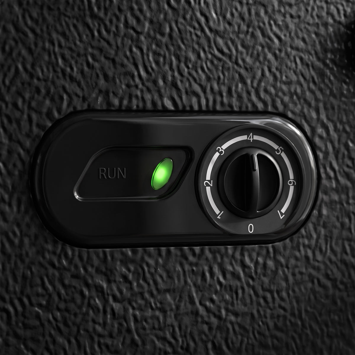 Black mechanical control panel with temperature dial and green RUN indicator
