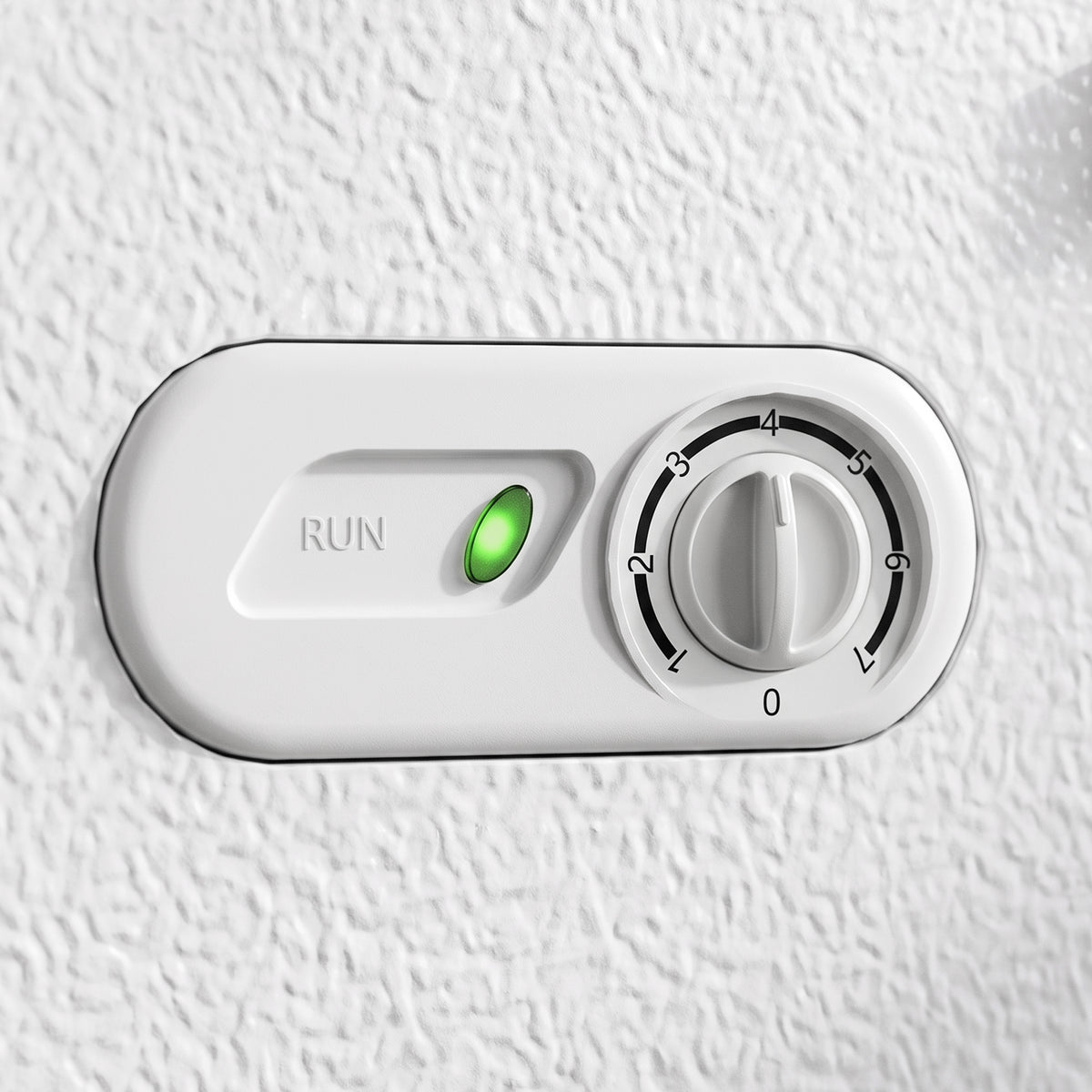 Mechanical temperature control knob with RUN indicator on white chest freezer